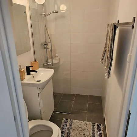 1 Bedroom Flat Full Of Sun *
